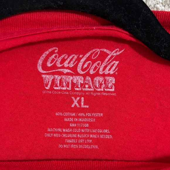 Women’s XL Coca-Cola Classic Red Short Sleeve Graphic Tshirt - Picture 4 of 5